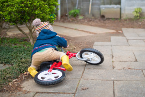 自転車で転倒した子供